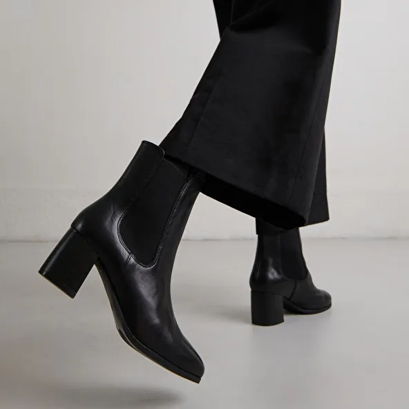 Boots with heels and elastic in black leather