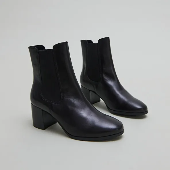 Boots with heels and elastic in black leather