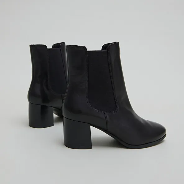 Boots with heels and elastic in black leather