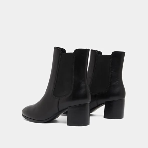 Boots with heels and elastic in black leather