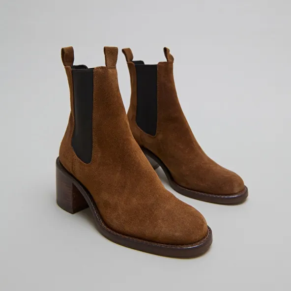 Heeled boots in cognac suede