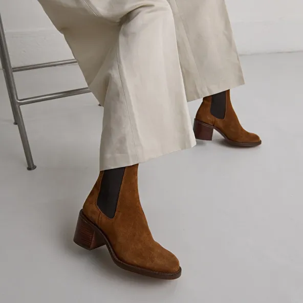 Heeled boots in cognac suede