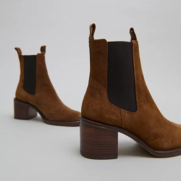 Heeled boots in cognac suede