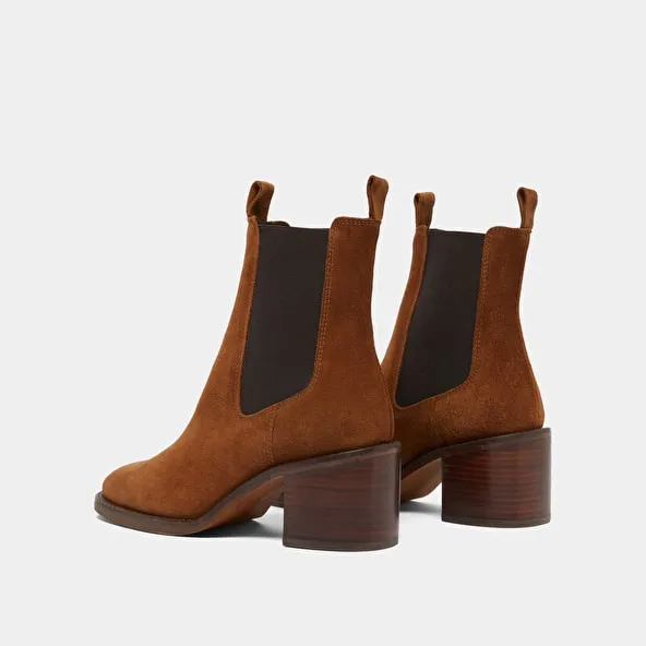 Heeled boots in cognac suede