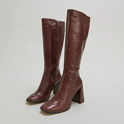 High boots with square toes in brown leather