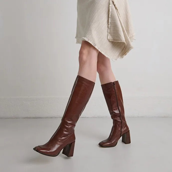 High boots with square toes in brown leather