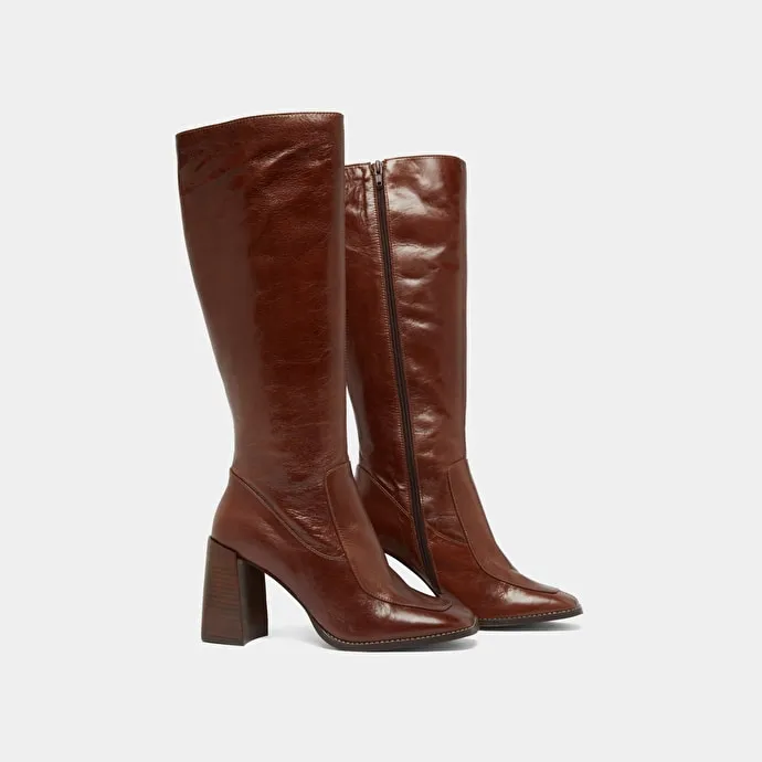 High boots with square toes in brown leather