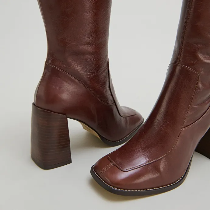 High boots with square toes in brown leather