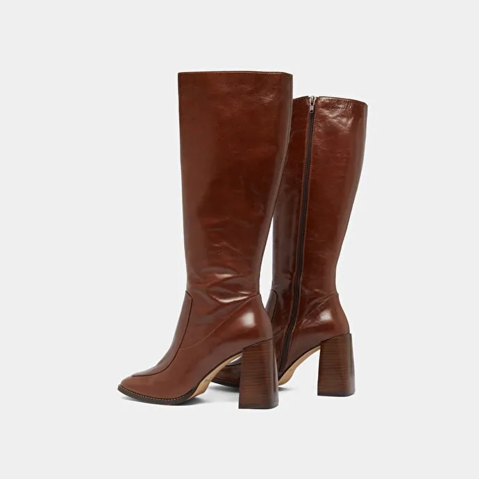 High boots with square toes in brown leather