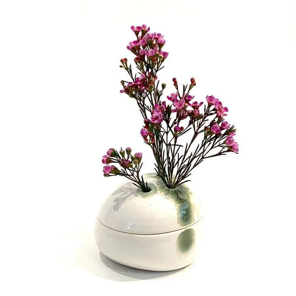 Lidded Ikebana Vase - Cream